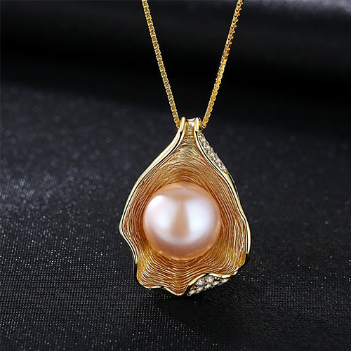 Luxurious Shell Pattern Silver Necklace with Pearls