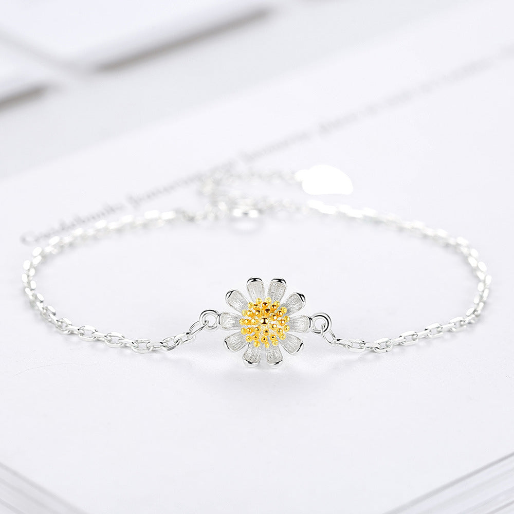 Sophisticated Daisy Charm Ladies' Bracelet