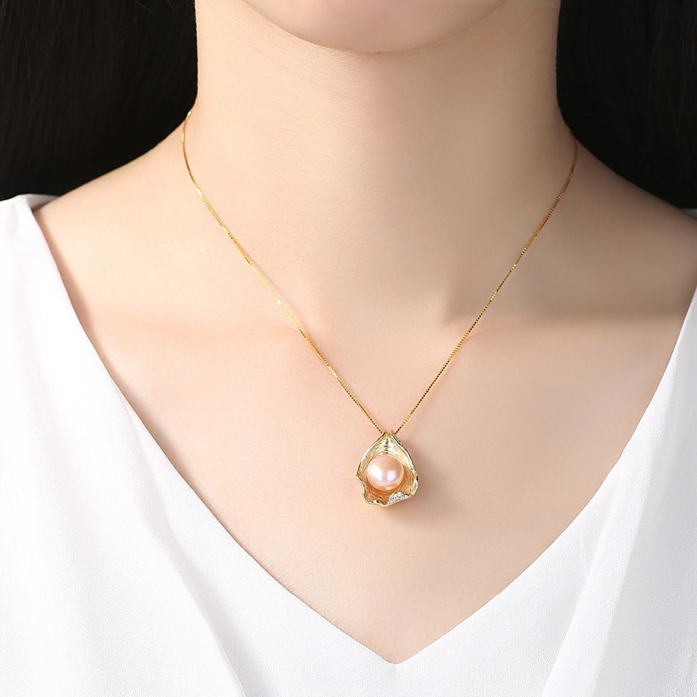 Luxurious Shell Pattern Silver Necklace with Pearls