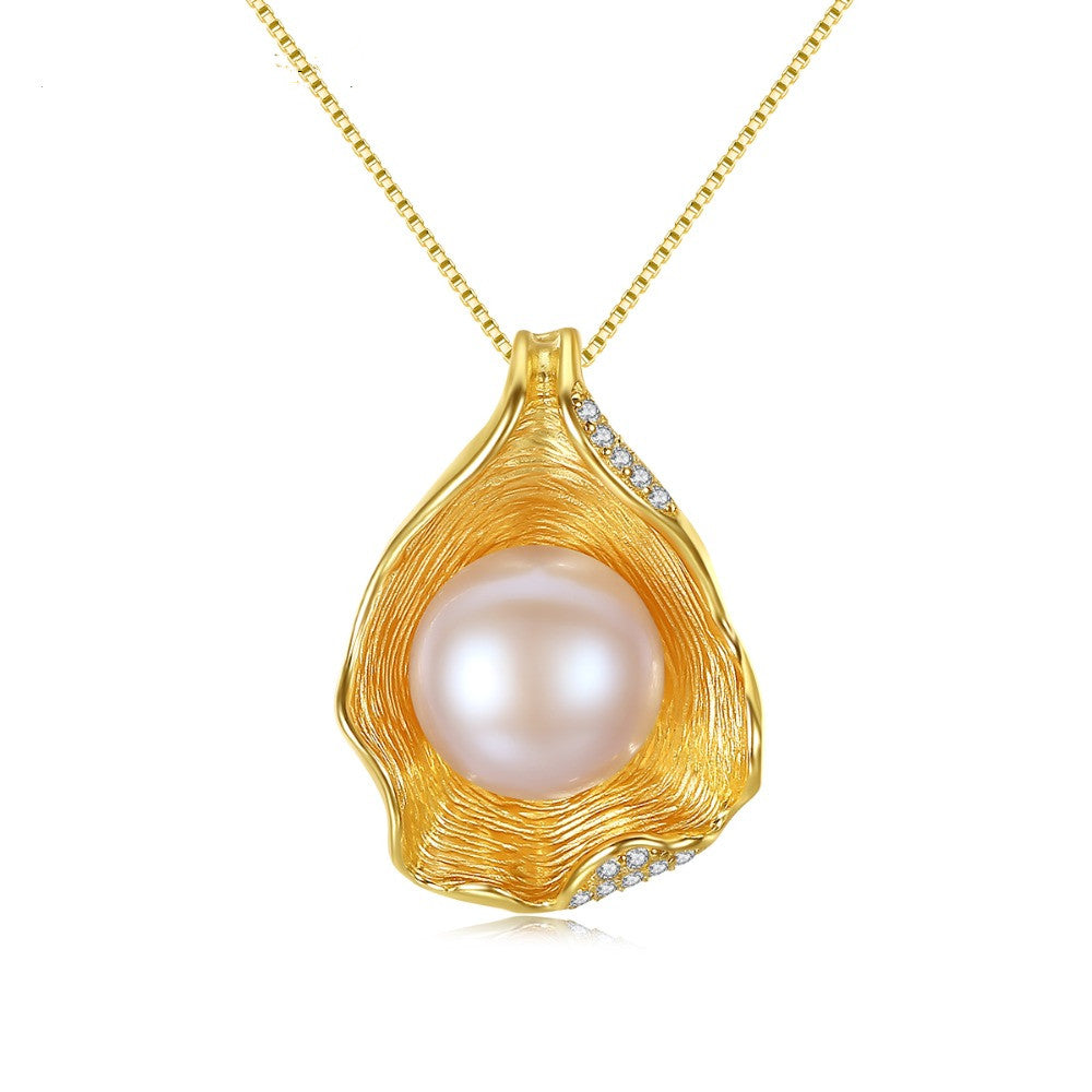 Luxurious Shell Pattern Silver Necklace with Pearls