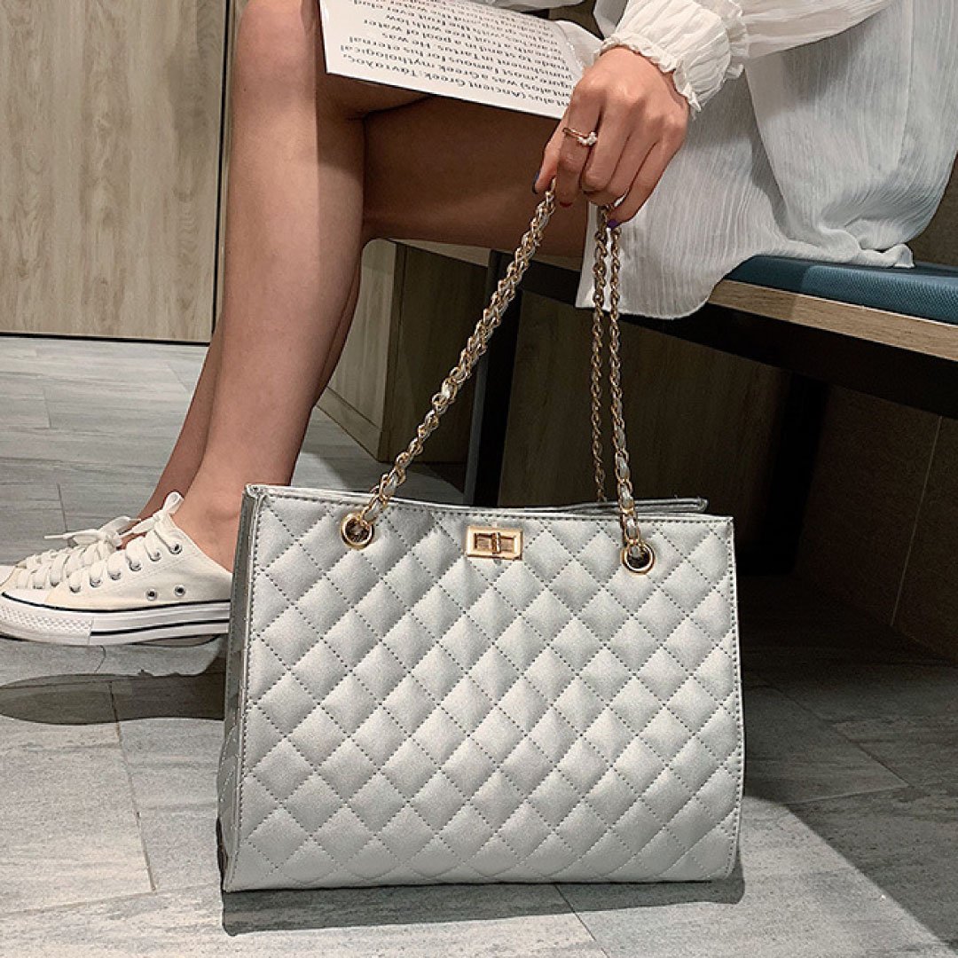 Vintage-Inspired Quilted Carrier