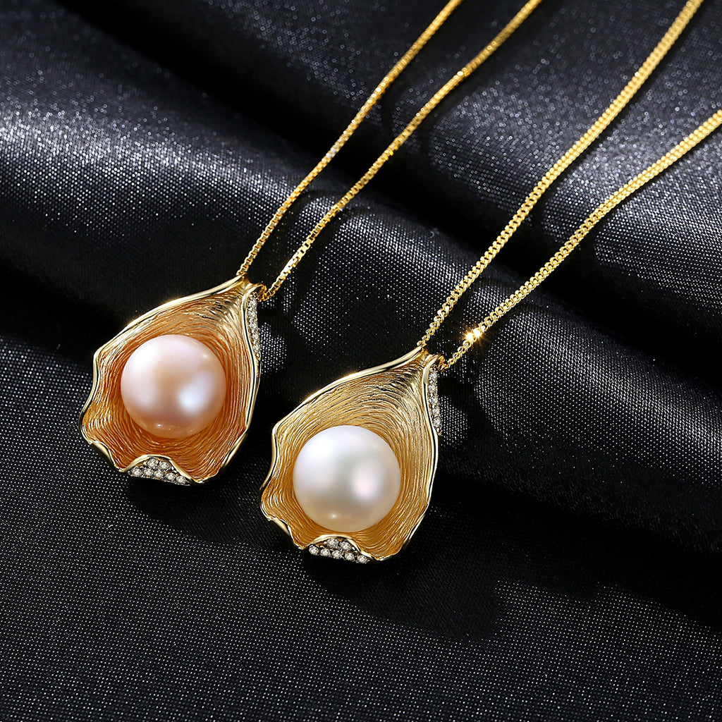 Luxurious Shell Pattern Silver Necklace with Pearls