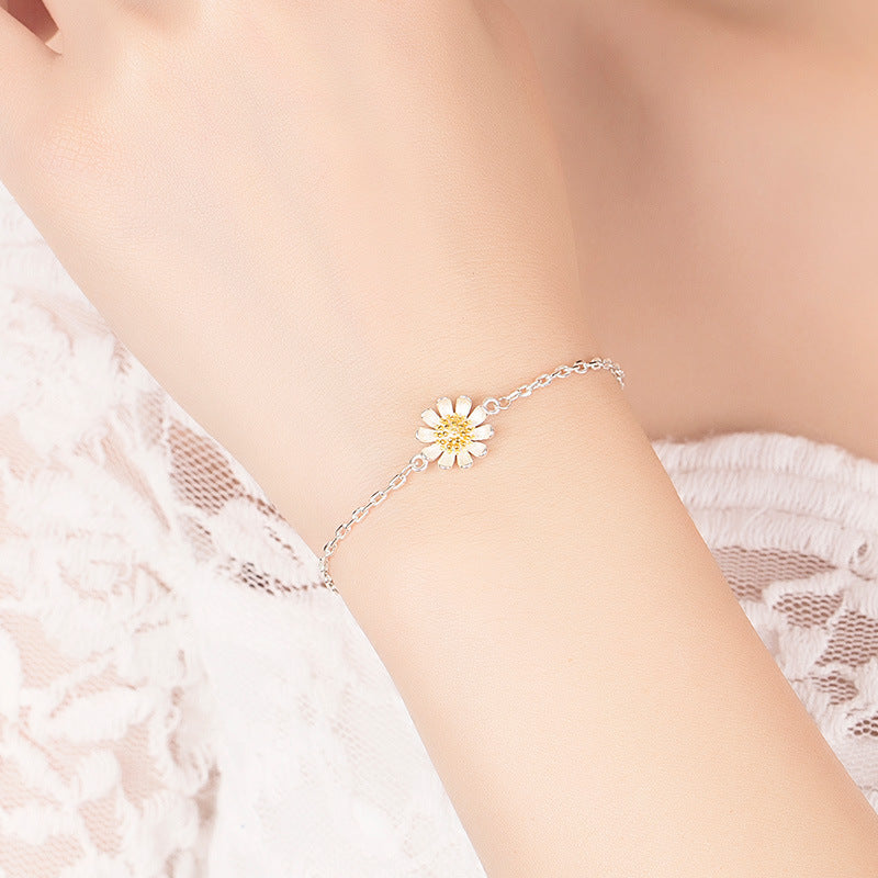 Sophisticated Daisy Charm Ladies' Bracelet