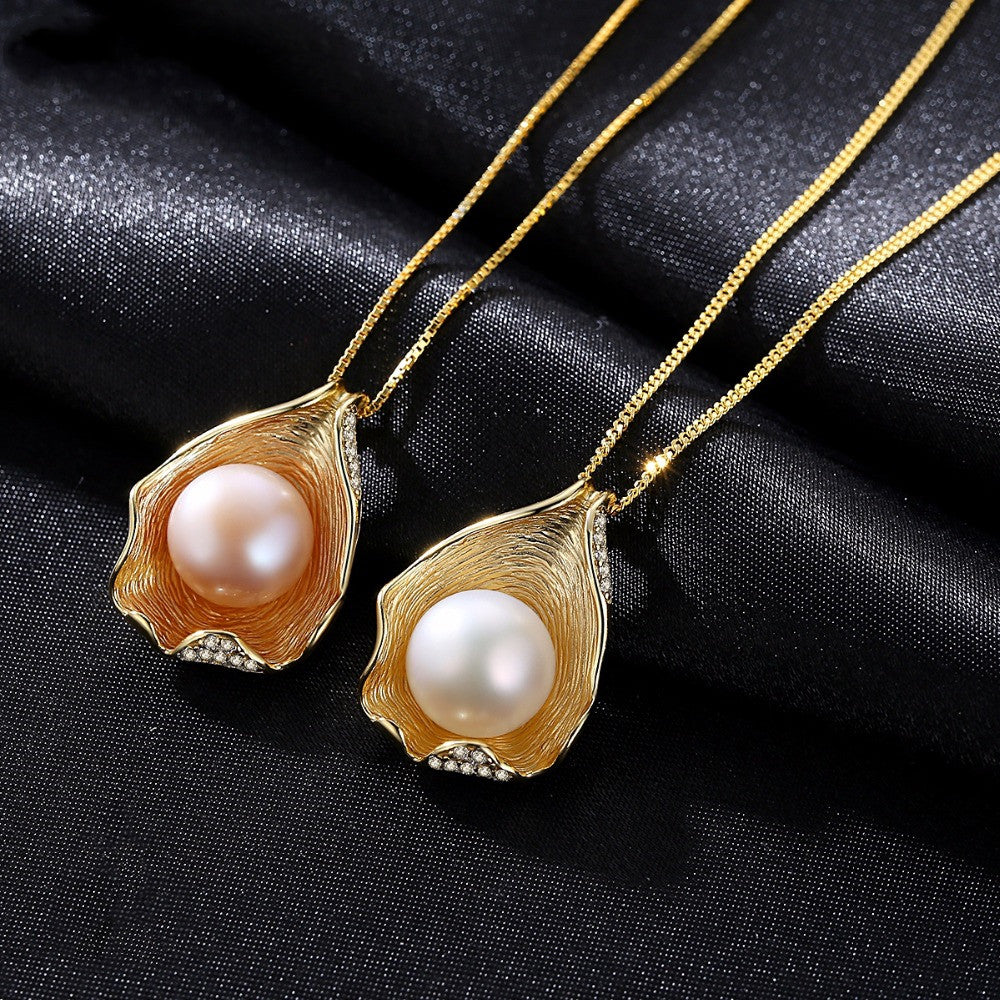 Luxurious Shell Pattern Silver Necklace with Pearls