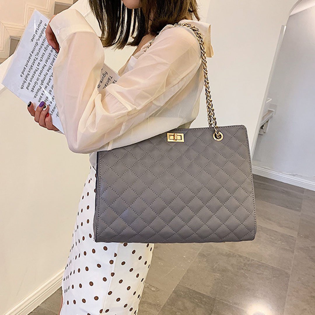 Vintage-Inspired Quilted Carrier