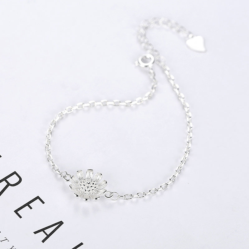 Sophisticated Daisy Charm Ladies' Bracelet