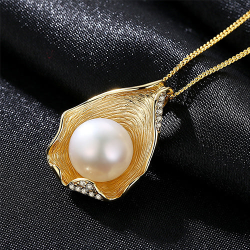Luxurious Shell Pattern Silver Necklace with Pearls